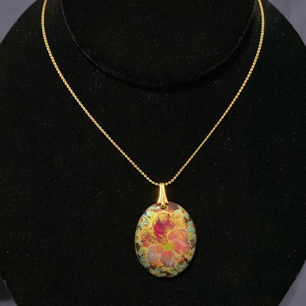 Fashion necklace with painted flower-both sides
